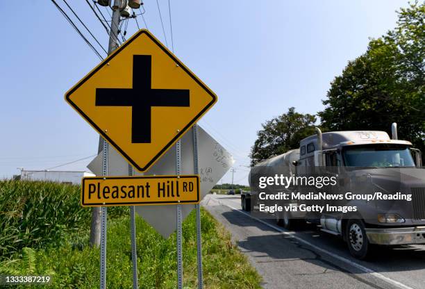 Sign St Rt 222 Traffic Sign Installation Photos and Premium High Res Pictures - Getty ...