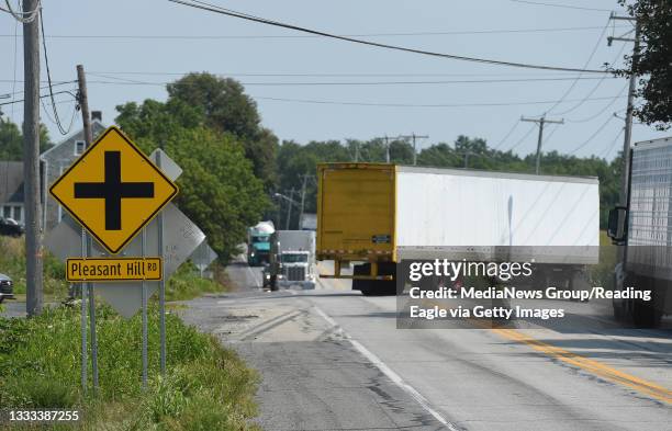Sign St Rt 222 Traffic Sign Installation Photos and Premium High Res Pictures - Getty ...