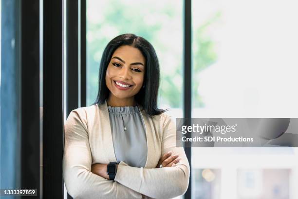portrait of confident, successful mid adult female ceo - administrative professionals 個照片及圖片檔