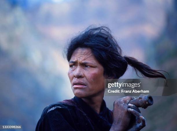 woman smoking chillum pipe, nepal - smoking chillum bildbanksfoton och bilder