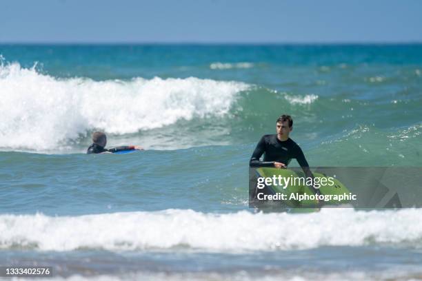 surf en la playa de bude. - bud fotografías e imágenes de stock