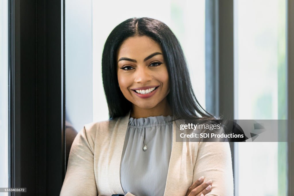 La Vendedora Segura De Sí Misma Y Adulta Posa Para La Foto Foto de stock - Getty Images La Vendedora Segura De Sí Misma Y Adulta Posa Para La Foto Foto de stock - Getty Images
