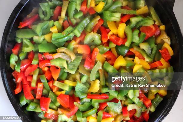 sautéed colourful bell peppers - green bell pepper imagens e fotografias de stock