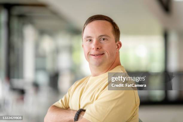 retrato de un hombre con síndrome de down - down's syndrome fotografías e imágenes de stock