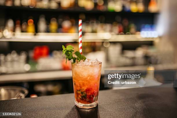 cocktail mojito alla fragola sul bancone del bar - ghiaccio tritato foto e immagini stock