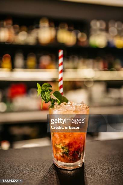 cocktail mojito alla fragola sul bancone del bar - ghiaccio tritato foto e immagini stock