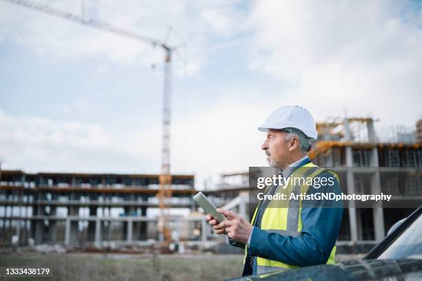 Ipad Construction Worker Photos and Premium High Res Pictures - Getty ...