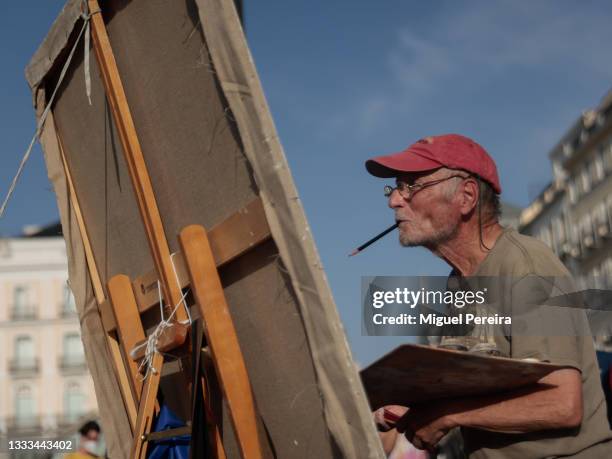 Famous Spanish hyperrealistic painter Antonio López works on his latest piece of art at the heart of Puerta del Sol, the most iconic square in the...