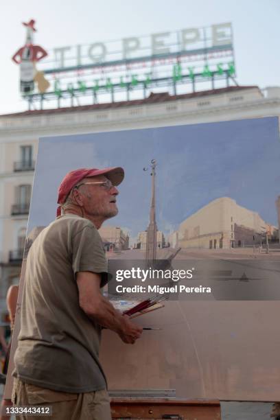 Famous Spanish hyperrealistic painter Antonio López works on his latest piece of art at the heart of Puerta del Sol, the most iconic square in the...