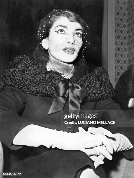 Photo prise le 08 janvier 1958 de la cantatrice grecque Maria Callas, lors d'une conférence de presse à Rome. Photo taken 08 January 1958 during a...