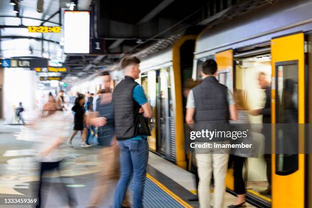 verschwommene bewegung von personen, die in der u-bahn-station einsteigen, verschwommene bewegung, hintergrund mit kopierraum - sydney trains stock-fotos und bilder