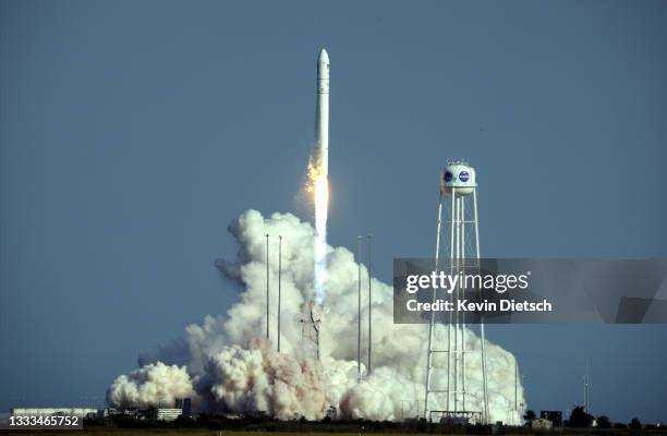 Nasa Rockets Photos and Premium High Res Pictures - Getty Images
