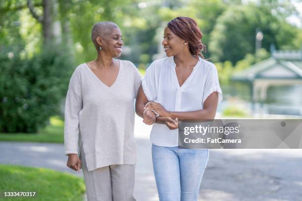 bonding with mother who has cancer - healthcare worker imagens e fotografias de stock