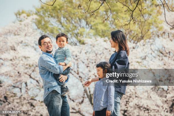 family portraits in front of cherry blossoms - cherry blossoms in full bloom in tokyo imagens e fotografias de stock