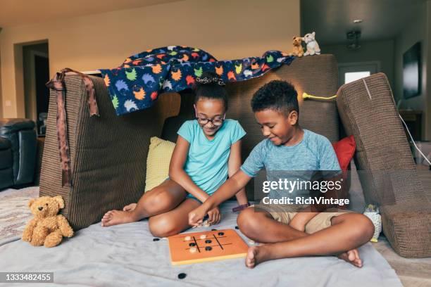 brother and sister playing games - kids fort imagens e fotografias de stock