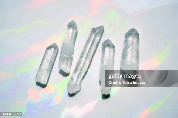 transparent quartz crystals with rainbow light background - quartz stockfoto's en -beelden