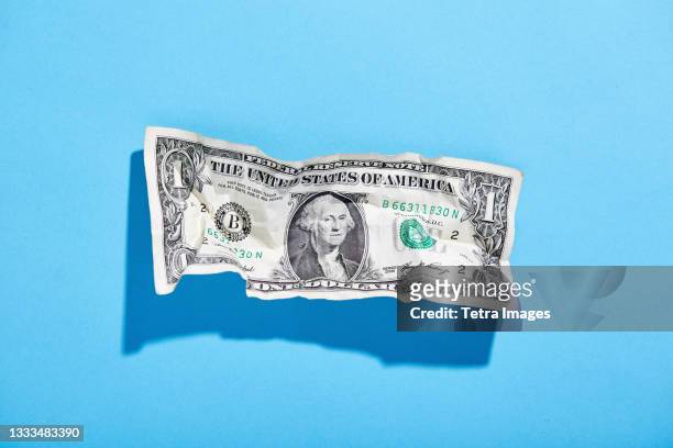 one dollar bill on blue background - crumpled fotografías e imágenes de stock