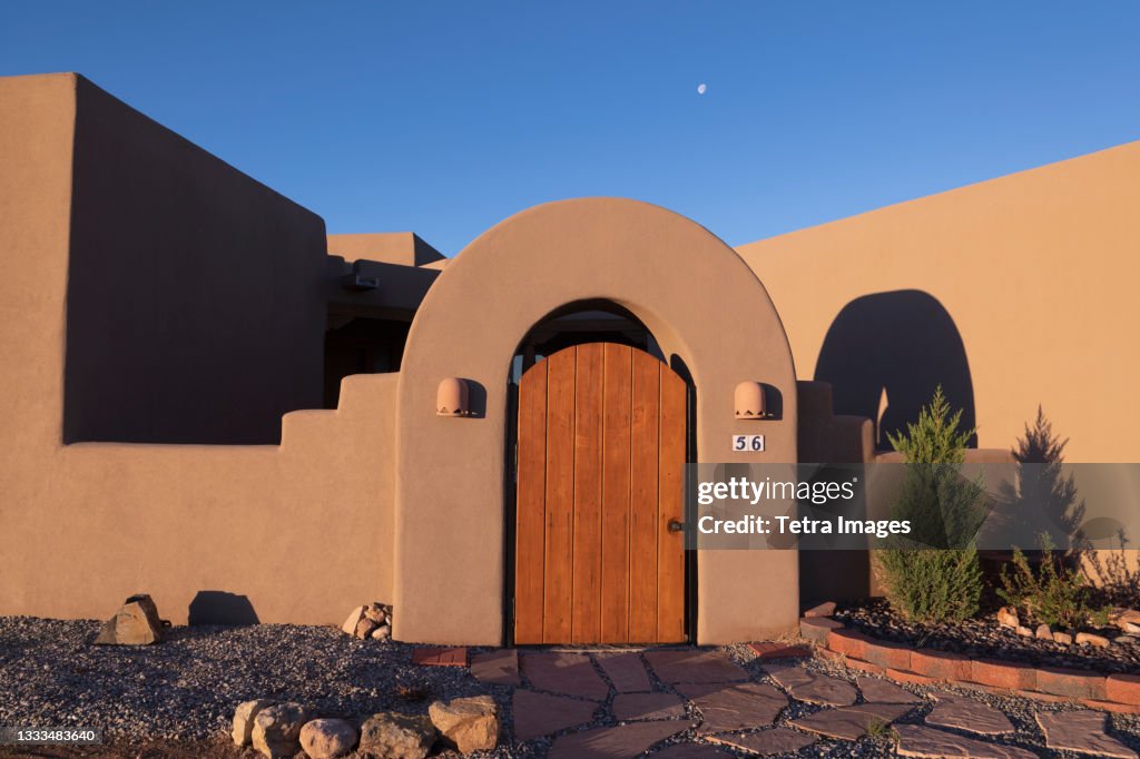Usa, New Mexico, Santa Fe, Entrance to Adobe style house