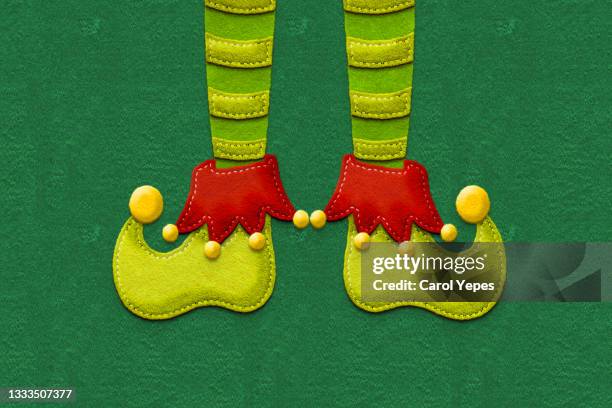 elf feet made of felt in green background with copyspace - feet christmas stock-fotos und bilder