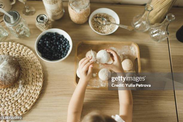 top view of the table, a child is preparing cupcakes in the kitchen - cupcake fotografías e imágenes de stock