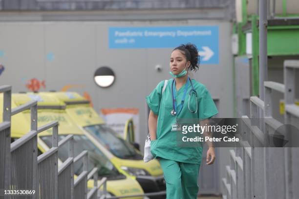 medical worker outside of hospital - nhs fotografías e imágenes de stock