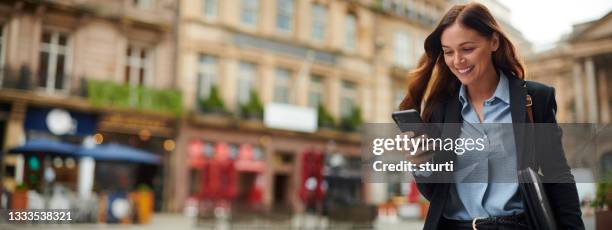 connected city worker - friendly business phonecall stockfoto's en -beelden