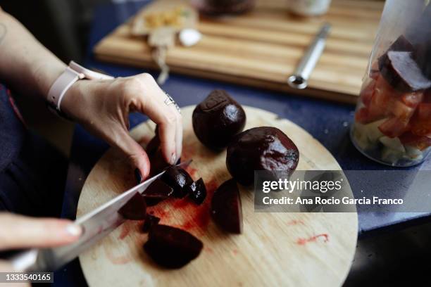 slicing boiled beets - remolacha fotografías e imágenes de stock