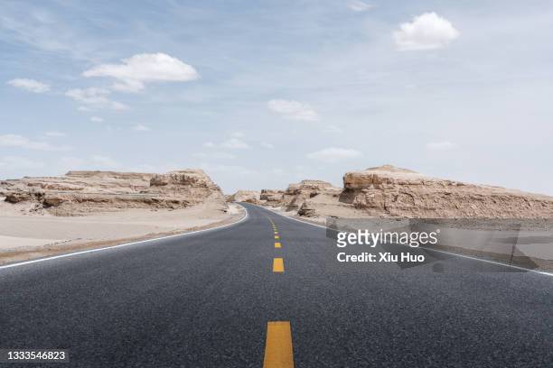 qinghai desert highway material - wüstenstraße stock-fotos und bilder