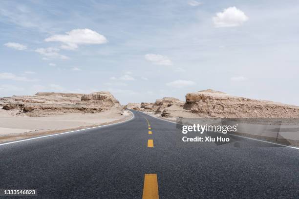 qinghai desert highway material - carretera vacía fotografías e imágenes de stock