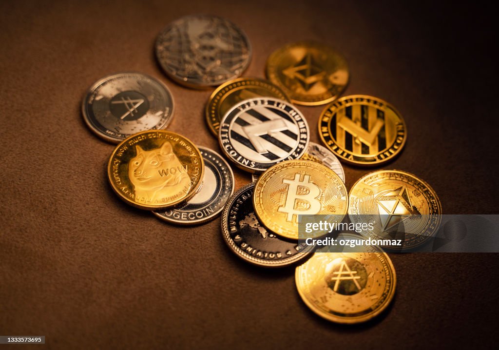 Nahaufnahme von Bitcoin und Alt Coins Kryptowährung über braunem Hintergrund