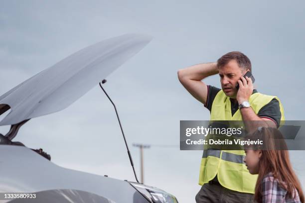 mann in warnweste ruft pannenhilfe - high visibility vest stock-fotos und bilder