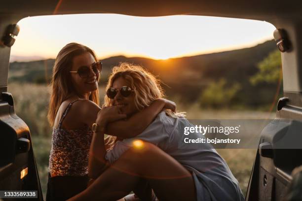 freiheit und entspannung auf dem sommer-roadtrip - lesbians stock-fotos und bilder