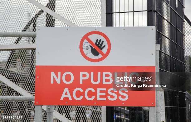 "no public access" sign - keep out sign fotografías e imágenes de stock