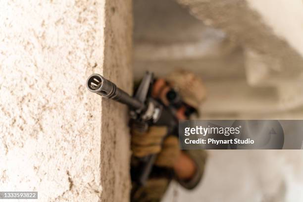 soldat mit waffe - airsoft gun stock-fotos und bilder