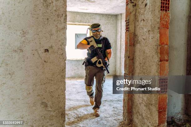 soldat mit waffe - airsoft stock-fotos und bilder