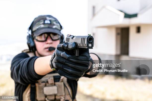 soldat mit waffe - airsoft gun stock-fotos und bilder