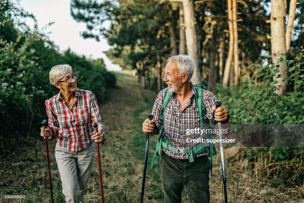 シニア男性とシニア女性ハイキング