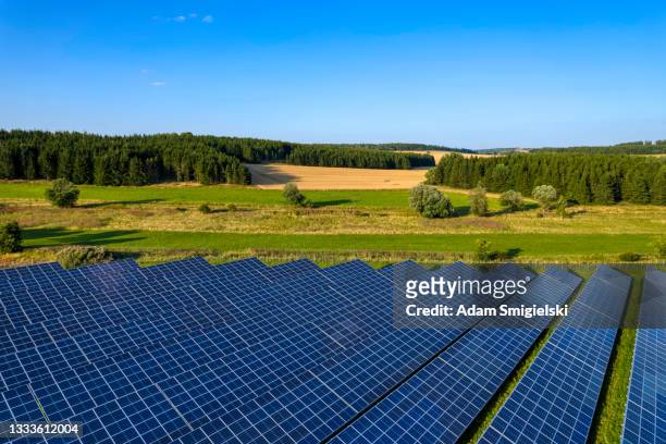 renewable energy: a farm with the photovoltaic panels - solar farm stockfoto's en -beelden