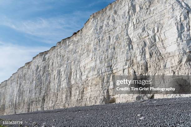 seven sisters cliffs and beach, east sussex, uk - seven sisters acantilado fotografías e imágenes de stock