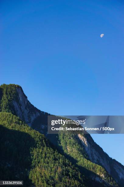 low angle view of mountain against clear blue sky,trenta,slovenia - goldene stunde 個照片及圖片檔