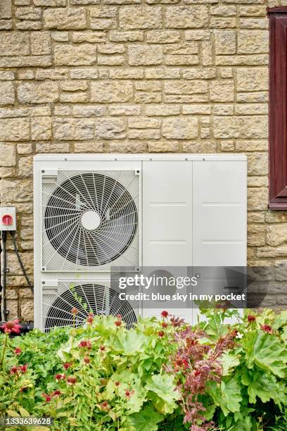 an electric heat pump - heat pump stockfoto's en -beelden