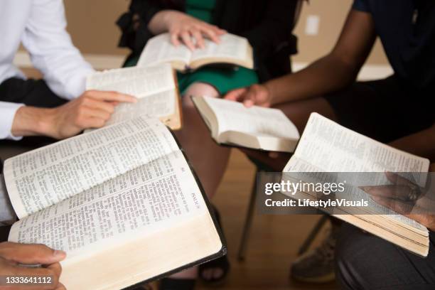 estudio bíblico.  grupo multiétnico.
grupo multiétnico de amigos se reúnen para un estudio bíblico.  el grupo incluye un adolescente, adultos jóvenes, adultos medios y adultos mayores. - religious text fotografías e imágenes de stock