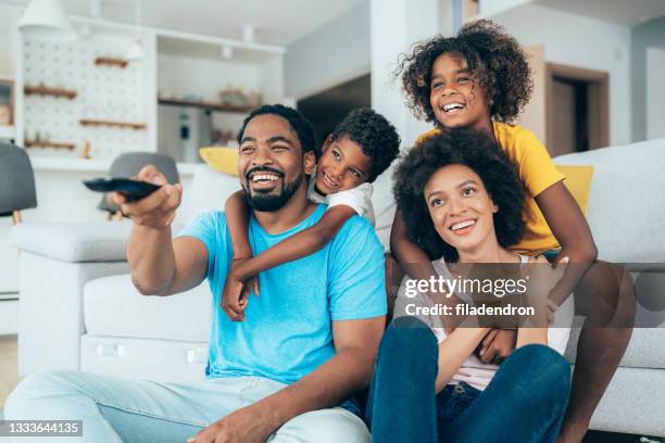 famille regardant la télévision - regarder tv photos et images de collection