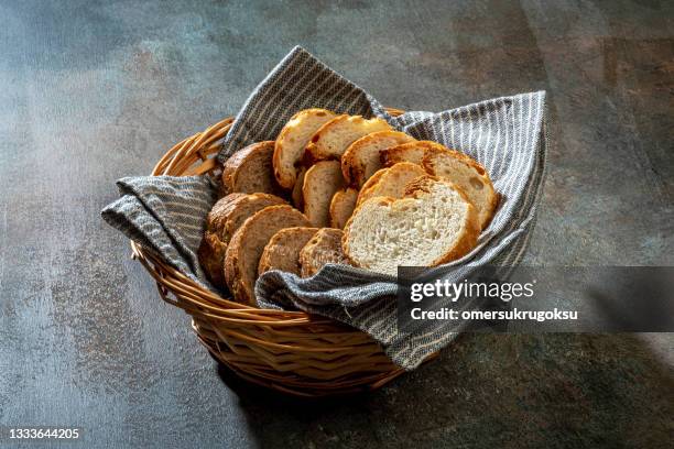 weißbrotscheiben mit schwarzbrot in einem kleinen weidenkorb - basket stock-fotos und bilder