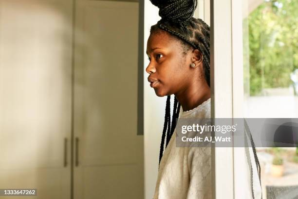 adolescente africana entrando em sua casa - open grave - fotografias e filmes do acervo