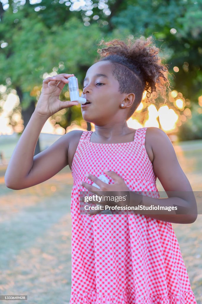 Schöne Kleine Afroamerikanische Frau Hat Asthmatische Probleme Draußen In  Der Natur Stock-Foto - Getty Images
