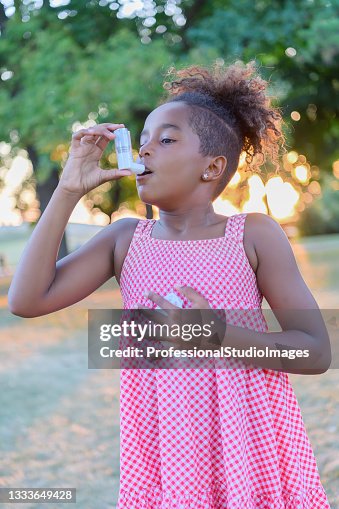 Schöne Kleine Afroamerikanische Frau Hat Asthmatische Probleme