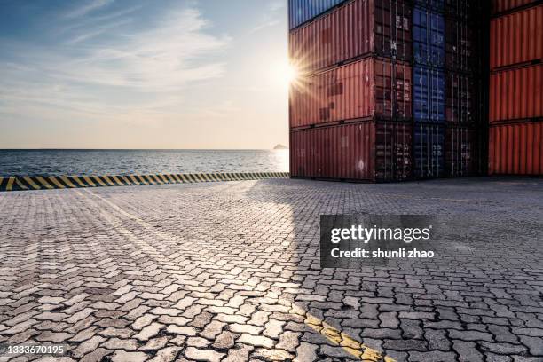 container yard by the sea - harbour stockfoto's en -beelden