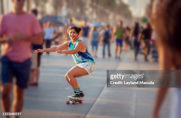 woman skateboarding - venice beach boardwalk - venice beach foto e immagini stock