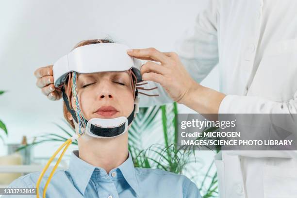 biofeedback electroencephalograph training - électroencéphalogramme photos et images de collection